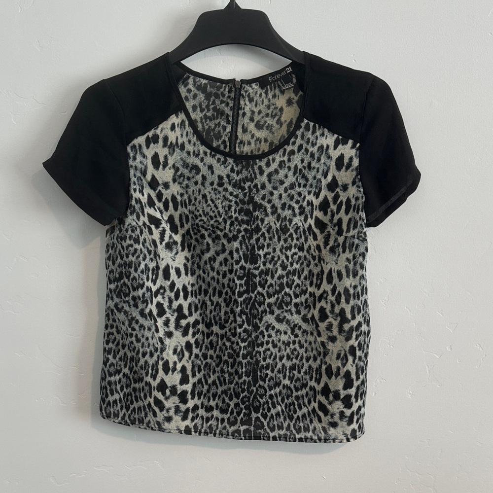 Black & White Lightweight Snow Leopard Print Short Sleeve Top w Black Sleeves
